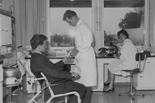 In den Anfängen des Gesundheitsschutzes bei Audi stand die Versorgung der Mitarbeiter bei Verletzungen oder in akuten Notfallsituationen (1959).
