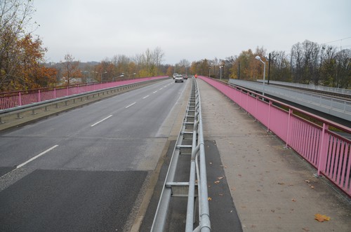 Intakter Fahrbahnbelag im Bereich der Übergangsfuge zur Dreeschbrücke in Schwerin.