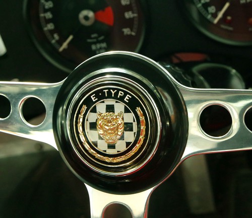 Jaguar E-Type Lightweight: Das Logo enthält 24krätiges Gold.