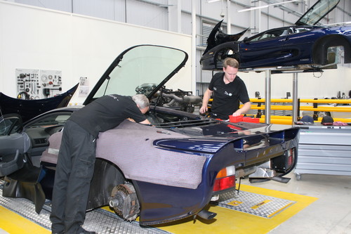 Jaguar Land Rover Classic Works: Arbeiten an einem XJ 220.