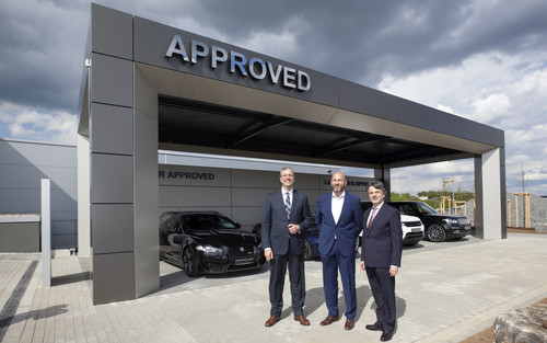 Jaguar Land Rover hat bei Brückner &amp; Hofmann in Kürnach bei Würzburg das erste „Approved Center“ in Deutschland eröffnet (v.l.n.r.): Deutschland-Geschäftsführer Peter Modelhart, Michael Brückner (Geschäftsführer Brückner &amp; Hofmann) und JLR-Chef Dr. Ralf Speth.