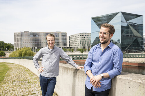 Jakob Neb und Jan Schäfer vor der Audi Denkwerkstatt Berlin haben die ecomove-App entwickelt.