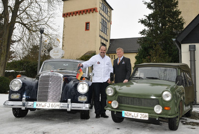 Johann Lafer und der Rotary-Präsident vom Club Stromberg Nahetal mit zwei geschichtsträchtigen deutschen Autos: dem Kanzler-Daimler und dem Trabant Kübelwagen der NVA und der Grenztruppen.