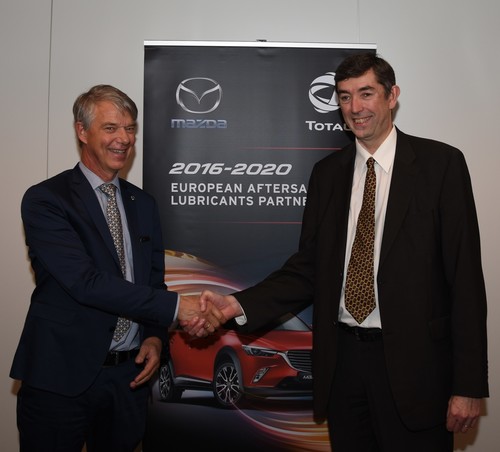 Jorgen Olesen, Direktor von Mazda Motor Logistics Europe NV und Philippe Charleux, Vorstandsvorsitzender und Geschäftsführer von Total Lubrifiants.