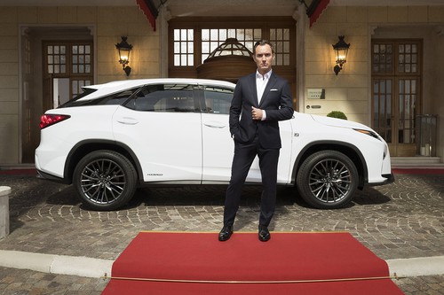 Jude Law und der Lexus RX. 