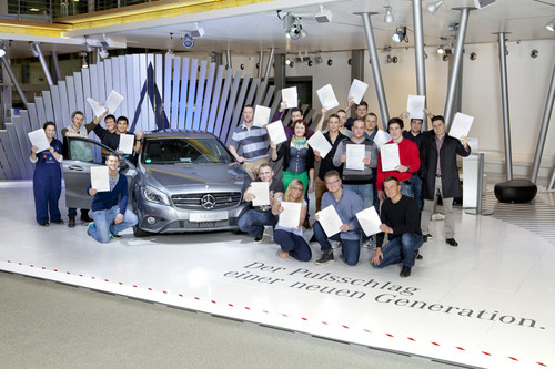 Jungfacharbeiter des Mercedes-Benz-Werks Rastatt freuen sich über ihren erfolgreichen Ausbildungsabschluss.