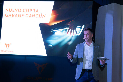 Kai Vogler, Cupra-Vorstand für Vertrieb und Marketing, bei der Eröffnung der Cupra Garage im mexikanischen Cancún.