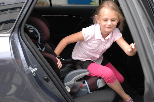Kinder sitzen am sichersten im Auto hinten rechts und richtig angeschnallt in einem Kindersitz passend zu ihrer Körpergröße. 