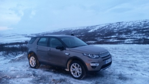 Land Rover Discovery Sport am Mittag.