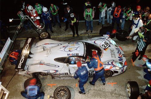 Le Mans 1998: Siegerfahrzeug Porsche 911 GT1 `98 „Nr. 26“ mit den Fahrern Allan McNish, Stéphane Ortelli und Laurent Aiello.