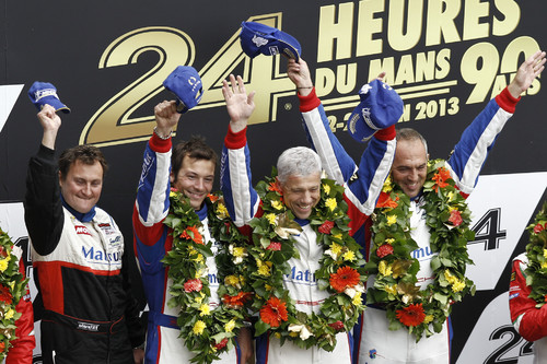 Le-Mans-Sieger im Porsche in der Klasse GTE-Am (von links): Teammanger Frank Rava mit Jean-Karl Vernay, Raymond Narac und Christophe Bourret.