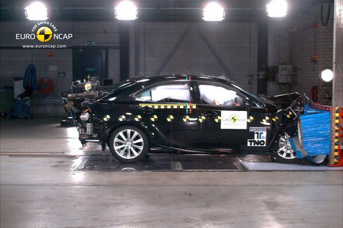 Lexus IS 300h im NCAP-Crashtest.
