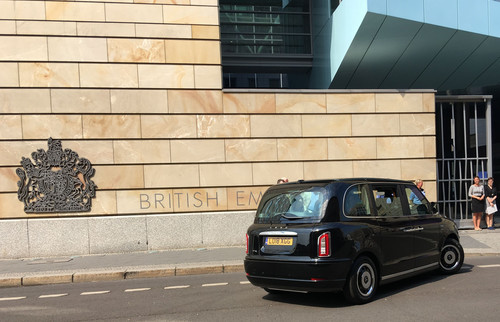 London Taxi TX fährt vor an der Britischen Botschaft in Berlin.