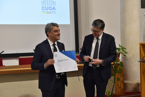 Luca de Meo (links) erhält den Master Honoris Causa von Federico Visentin, Präsident der Cuoa Business School.