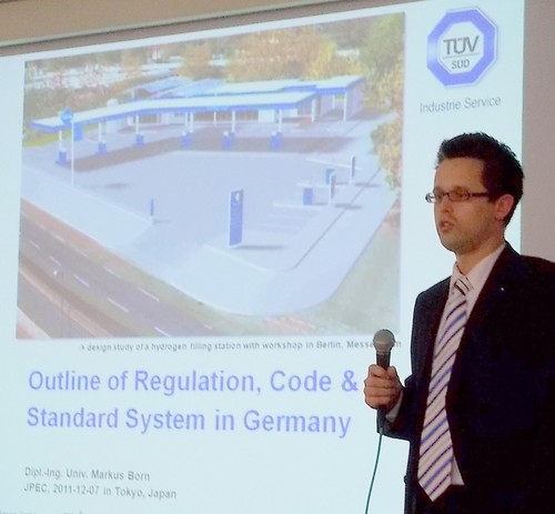 Markus Born, Experte für Gastankstellen bei TÜV Süd, stellte in Tokio die europäischen Anforderungen an Wasserstofftankstellen vor.