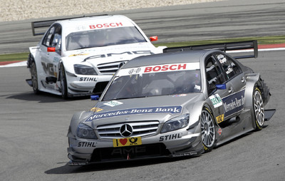 Mercedes-Benz AMG C-Klasse von Bruno Spengler vor dem zweitplatzierten Paul Di Resta, ebenfalls Mercedes-Benz.