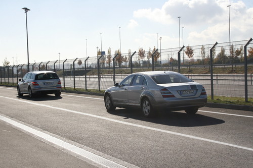 Mercedes-Benz erprobt in einer S-Klasse den Staufolgefahrassistenten für das Geschwindigkeitsregelsystem Distronic Plus.