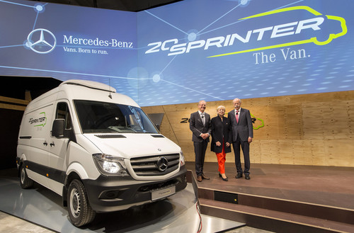 Mercedes-Benz feiert 20 Jahre Sprinter (v.l.): Volker Mornhinweg, Leiter Mercedes-Benz Vans, Ministerpräsidentin Hannelore Kraft und Daimler-Vorstandsvorsitzender Dr. Dieter Zetsche.