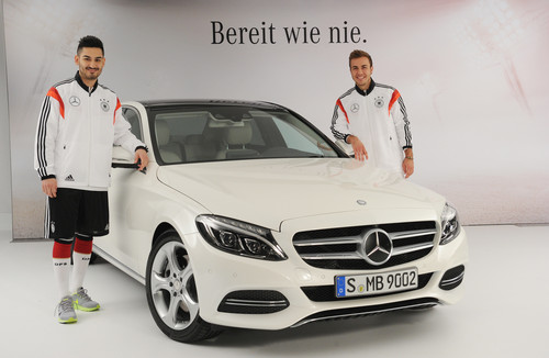 Mercedes-Benz-Kampgane „Bereit wie nie“ mit der  Fußballnationalmannschaft zur neuen C-Klasse: Ilkay Gündogan (links) und Mario Götze.