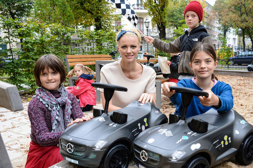 Mercedes-Benz-Markenbotschafterin Franziska Knuppe und die Kinder von TABEA e.V.