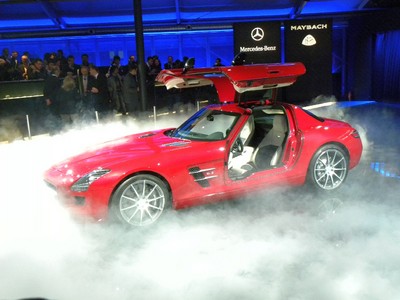 Mercedes-Benz Preview auf der Aufo China 2010: SLA AMG als Auftakt für die Show.