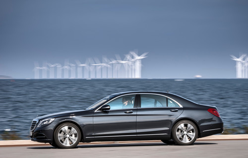 Mercedes-Benz S500 Plug-in vor Windkraftanlagen in Dänemark.