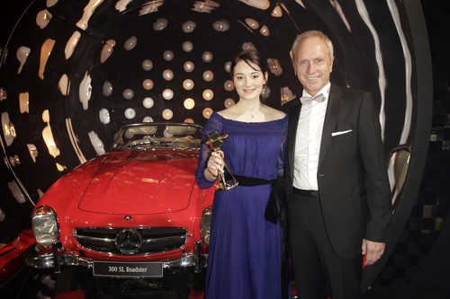 Mercedes-Benz unterstützte die „Goldene Kamera“: Nachwuchspreisträgerin Maria Ehrich und Vertriebschef Harald Schuff.