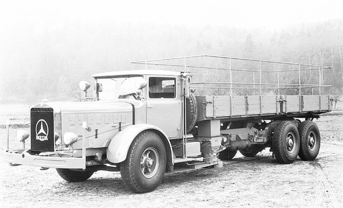 Mercedes LK 10 000 (1937) für den Straßendienst auf den Reichsautobahnen mit geteilter Meiller-Kipp-Pritsche und integrierter Splitt-Streuvorrichtung hinter der Fahrerkabine.