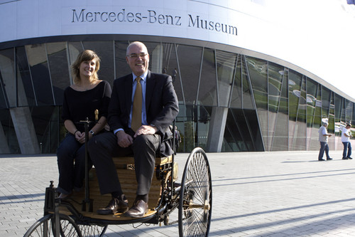 Michael Bock begrüßt am 4. Oktober 2011 Lilo Biersl aus München als viermillionste Besucherin des Mercedes-Benz Museums, Stuttgart. Copyright Daimler AG.
