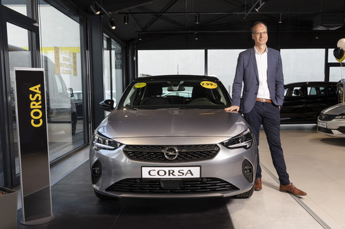 Michael Lohscheller beim &quot;Angrillen&quot; mit dem Opel Corsa.