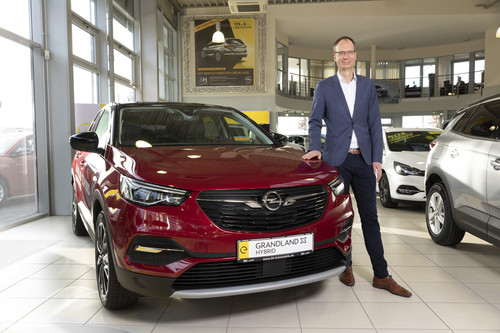 Michael Lohscheller beim &quot;Angrillen&quot; mit dem Opel Grandland X Hybrid.