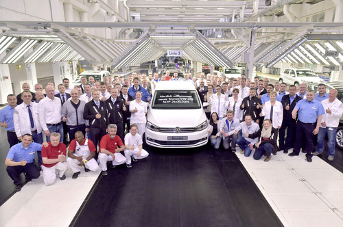 Mitarbeiter des Werkes Wolfsburg feiern den Produktionsstart des neuen VW Touran. 