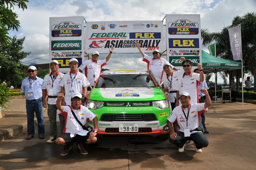 Mitsubishi Outlander PHEV bei der „Asia Cross Country Rallye“.