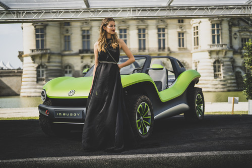 Model Charlotte und der Volkswagen ID Buggy in Chantilly 2019.