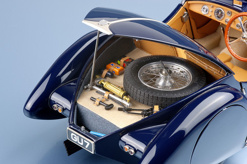 Modellfahrzeug des Jahres 2014: Der Innpovationspreis wurde für den Kofferraum des Bugatti 57 SC Corsica Roadster von CMC verliehen.