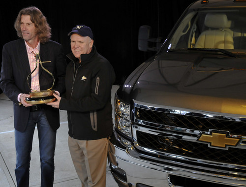 "Motor Trend"-Chefredakteuer Angus MacKenzie (links) übergibt die Auszeichnung "Motor Trend Truck of the Year" für den 2011 Chevrolet Silverado HD Dually Pick up an den General Motors-Chef  Dan Akerson .