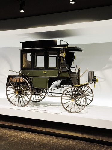 Motoromnibus (1895) auf Basis des Benz Landauers mit acht Sitzen im Mercedes-Benz-Museum.