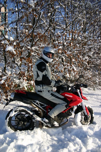 Motorradfahrer im Winter.