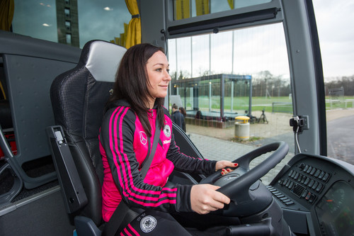 Nadine Keßler, Nationalspielerin und Weltfußballerin, am Steuer des neuen Mannschaftsbusses.