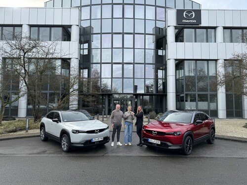 Nadja Mayer, Direktorin Human Resources &amp; General Administration von Mazda Deutschland, übergibt die beiden MX-30 an Cora Müller und Frank Dille (von rechts) vom SOS-Kinderdorf in Düsseldorf.