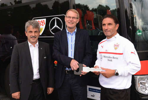 Neuer Mannschaftsbus für den VfB Stuttgart 2013 Ein Mercedes-Benz Travego Edition 1: Schlüsselübergabe durch Hartmut Schick.