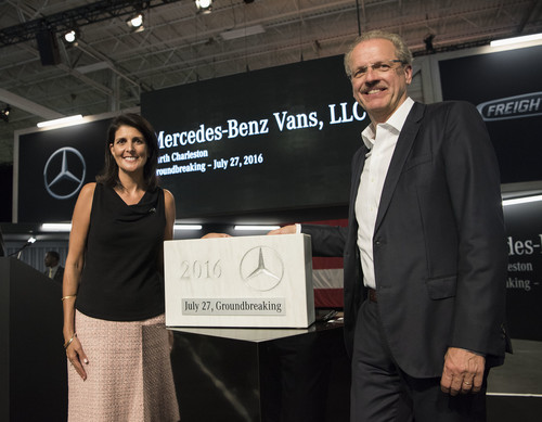 Nikki Haley, Gouverneurin von South Carolina, und Volker Mornhinweg, Leiter Mercedes-Benz Vans, präsentieren den Grundstein für das neue Sprinter-Werk von Mercedes-Benz Vans in North Charleston, South Carolina. Dieser wird 2017 gelegt werden.