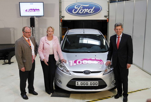 NRW-Ministerpräsidentin Hannelore Kraft, Ford-Deutschlandchef Bernhard Mattes und den Ford-Betriebsratsvorsitzenden Dieter Hinkelmann (links) mit dem Rekord-Fahrzeug.