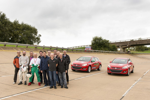 Offizielle Bestätigung für die 18 eingefahrenen Rekorde (von links): Volker Strycek, Opel Director Performance Cars &amp; Motorsport, MSA-Präsident Alan Gow und Vauxhall-Chef Duncan Aldred.