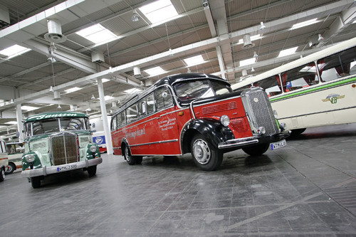 Oldtimer-Bus: Mercedes-Benz (rechts).