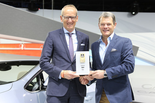 Opel-Chef Dr. Karl-Thomas Neumann (links) bekommt den „Connected Car Award“ von Tomas Hirschberger, Stellvertretender Chefredakteur von „Auto Bild“.