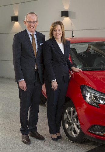 Opel-Chef Dr. Karl-Thomas Neumann und GM-Vorstandsvorsitzende Mary Barra am neuen Corsa.