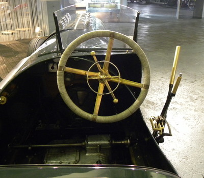 Opel Classic: Opel Classic: Opel 12,3-Liter-Rennwagen von 1914, vier Zylinder, ca. 260 PS, mehr als 228 km/h, rechts die Kulissenschaltung für das Vier-Gang-Getriebe.