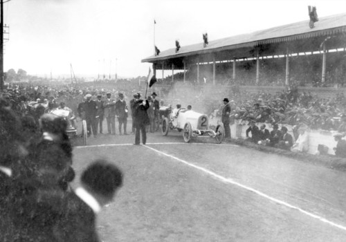 Opel Grand-Prix-Rennwagen von Carl Jörns mit der Nummer 2 am Start des Grand Prix von Lyon (1914).