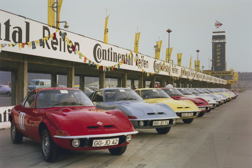 Opel GT bei seiner Medienpremiere auf dem Hockenheimring (1968).